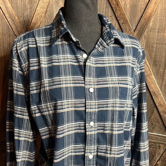 Mutual Weave button up top - Picture 2 of 7